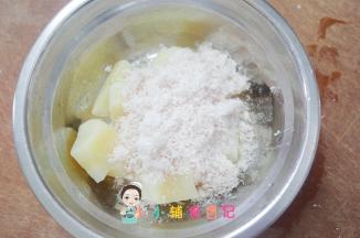 土豆泥加入熟肉末30g混合均匀