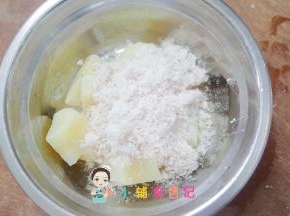 土豆泥加入熟肉末30g混合均匀