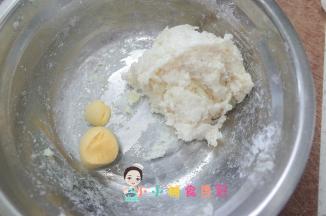 取一半做好的土豆糊加入一个熟蛋黄混合备用