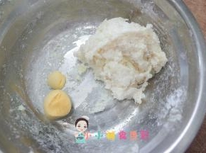取一半做好的土豆糊加入一个熟蛋黄混合备用