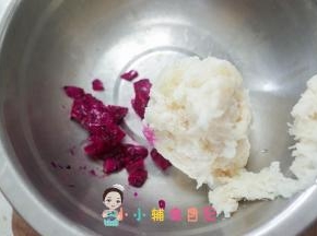 3g火龙果加玉米淀粉加土豆糊混合均匀