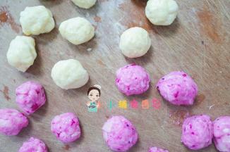 把丸子搓成一个个的备用