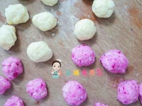 把丸子搓成一个个的备用