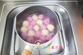 锅里水烧开转小火，微微冒泡放入丸子