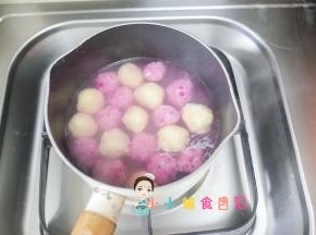 锅里水烧开转小火，微微冒泡放入丸子