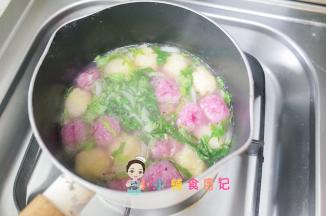 快熟的时候加入青菜碎煮一下即可，出锅前加一勺油