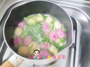 快熟的时候加入青菜碎煮一下即可，出锅前加一勺油