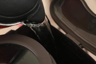 破壁豆浆机中加入纯净水。