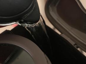 破壁豆浆机中加入纯净水。