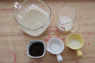 准备好其他材料。豆浆100g、牛奶100g、糖20g、玉米淀粉10g、吉利丁片5g、奥利奥碎适量