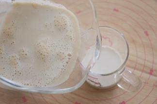 牛奶中加入豆浆。