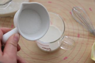 加入白糖，搅拌均匀。