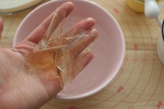 吉利丁片泡软。