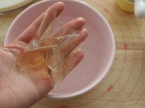 吉利丁片泡软。