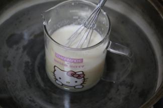 隔热水融化吉利丁片。