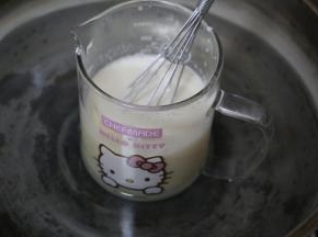 隔热水融化吉利丁片。