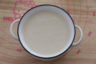 过筛倒入碗中。冰箱冷藏定型，吃的时候撒上奥利奥碎。