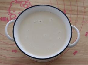 过筛倒入碗中。冰箱冷藏定型，吃的时候撒上奥利奥碎。