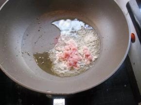 5 然后倒入刚才的油锅里面，用筷子划散开。