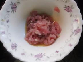 4 猪肉切小丁，加入1勺料酒里面拌匀