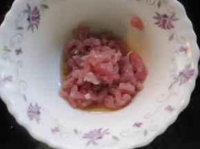 4 猪肉切小丁，加入1勺料酒里面拌匀