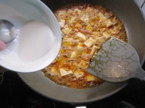 8 煮好后，加入1小勺糖提味，再加入水淀粉