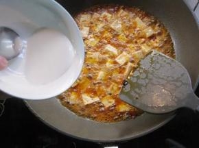 8 煮好后，加入1小勺糖提味，再加入水淀粉