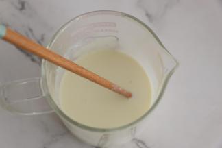 奶粉加水搅拌至融化。