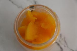 南瓜泥放入料理机中。
