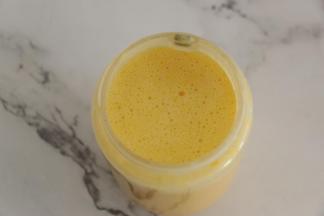 加入奶液，搅拌细腻。