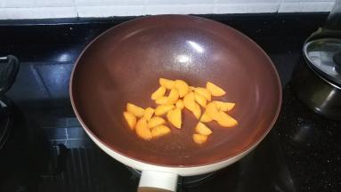 锅里热油倒入红萝卜片炒5成熟