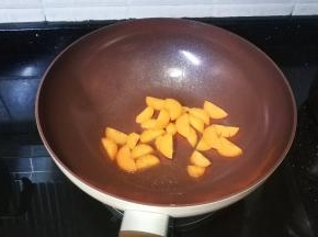 锅里热油倒入红萝卜片炒5成熟
