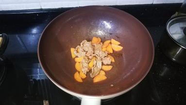 放入牛肉炒均匀