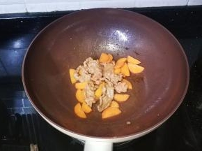 放入牛肉炒均匀