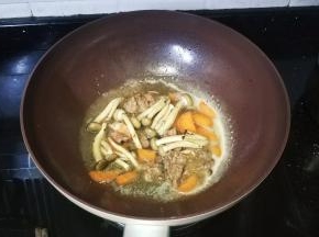 倒入水