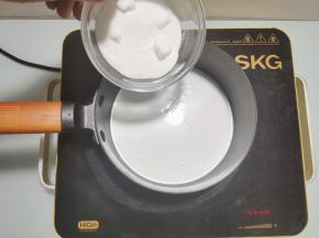 锅里放入椰浆和60克砂糖，搅拌一下