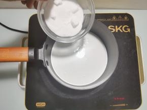 锅里放入椰浆和60克砂糖，搅拌一下