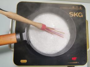 开火将细砂糖煮融化，直至椰浆煮沸关火