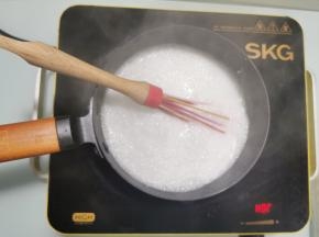 开火将细砂糖煮融化，直至椰浆煮沸关火