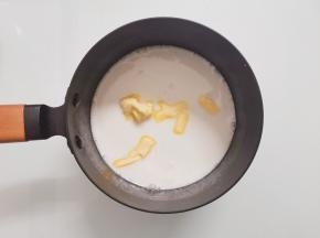 加入黄油，搅拌至黄油块融化