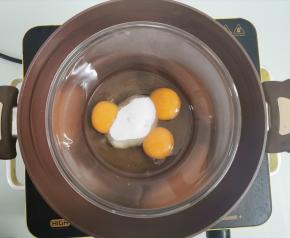 将全蛋打入无油无水盆里，加入40克细砂糖。隔水加热至40度左右，一边加热一边用手动打蛋器搅拌，使受热均匀（这里要注意一定要边加热边搅拌，没有搅拌会把鸡蛋烫熟了）