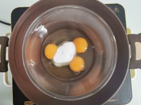 将全蛋打入无油无水盆里，加入40克细砂糖。隔水加热至40度左右，一边加热一边用手动打蛋器搅拌，使受热均匀（这里要注意一定要边加热边搅拌，没有搅拌会把鸡蛋烫熟了）