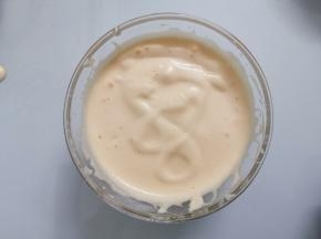 当温度达到后，端离水，用电动打蛋器以中速打至体积膨大2倍，蛋液由黄色转至白色，用打蛋器提起蛋液，在表面可画出8字并在短短几秒内消失，表示已经打发好了