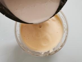 将木薯糊倒入，用打蛋器再打均匀