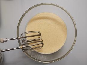 每隔15-20分钟就取出来，用打蛋器搅打10秒，最后一次搅打1分钟