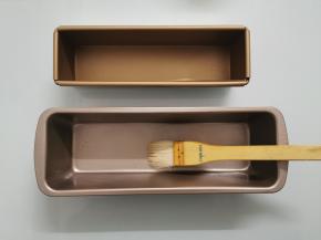 磨具里刷一层油，方便脱模