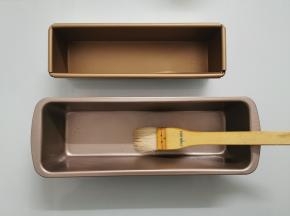 磨具里刷一层油，方便脱模