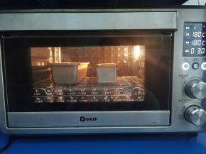 将烤箱预热到上下火180度，烘烤30分钟。表面上色深的时候，可以加盖锡纸