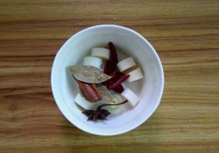 葱切段，其它调料洗净