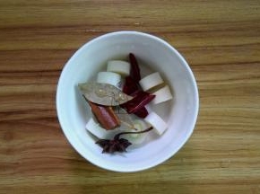 葱切段，其它调料洗净